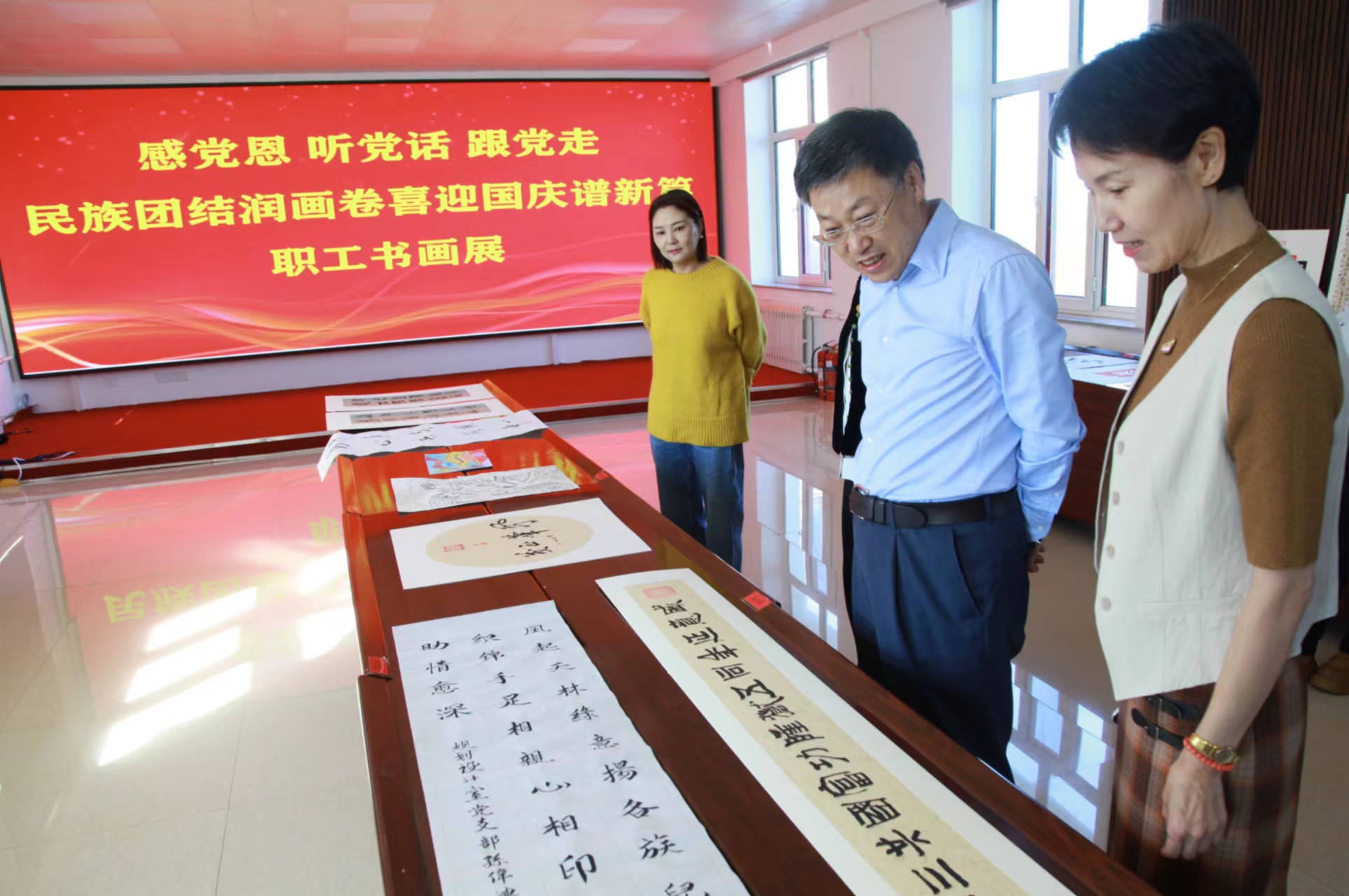 风天林草公司党委举办职工书画展 以笔墨丹青绘民族团结喜迎国庆